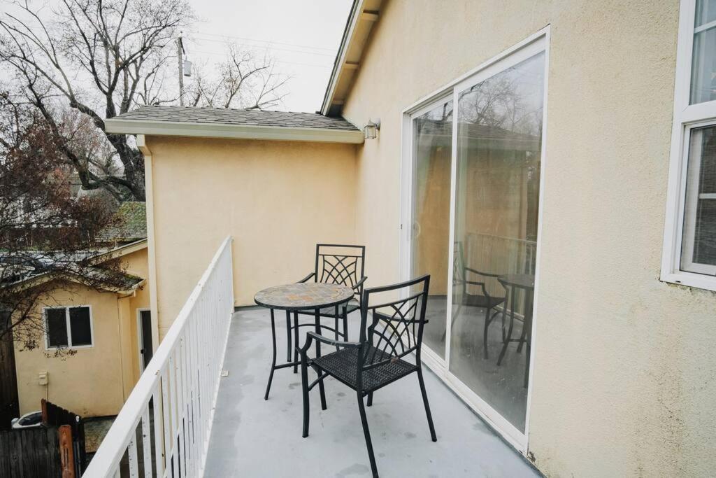 Gorgeous Upstairs Studio With Patio And Laundry Chico Bagian luar foto