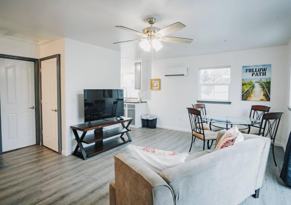 Gorgeous Upstairs Studio With Patio And Laundry Chico Bagian luar foto