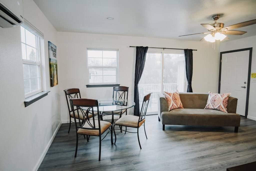 Gorgeous Upstairs Studio With Patio And Laundry Chico Bagian luar foto