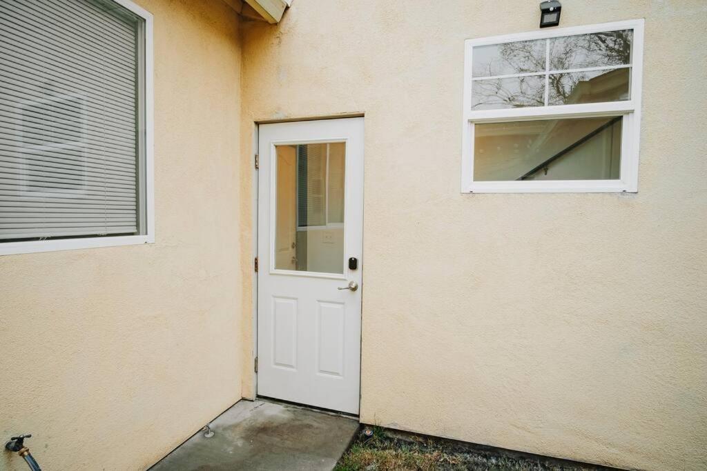 Gorgeous Upstairs Studio With Patio And Laundry Chico Bagian luar foto